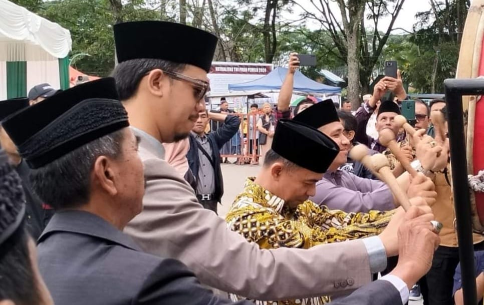 Walikota H. Erman Safar bersama Kepala kanwil Kementerian Agama Provinsi Sumatera Barat  dan Ketua DPRD Kota Bukittinggi, Beni Yusrial melakukan pemukulan bedug menandai pembukaan MTQ tingkat Kota Bukittinggi  